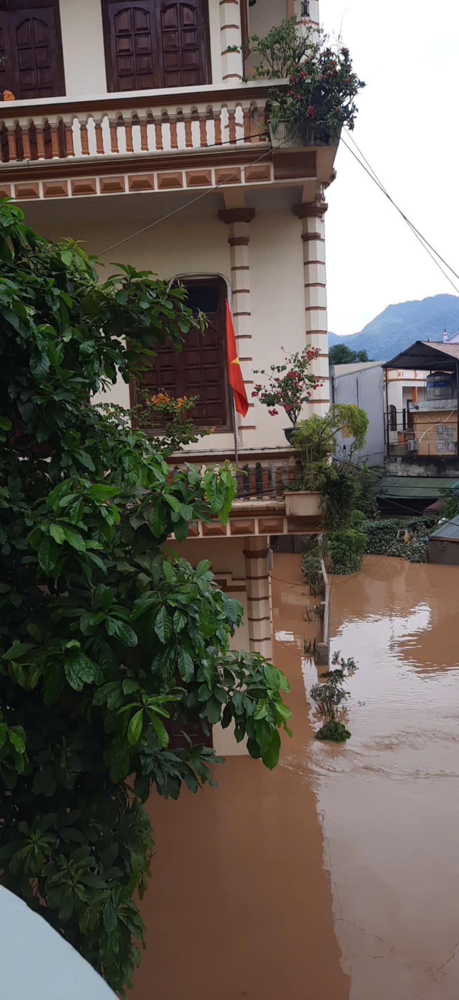 Nhà Hoa hậu Lương Thuỳ Linh ở Cao Bằng bị ngập sâu, cảnh tượng bên trong khiến nàng hậu thốt lên &quot;quá xót xa&quot; - Ảnh 1.
