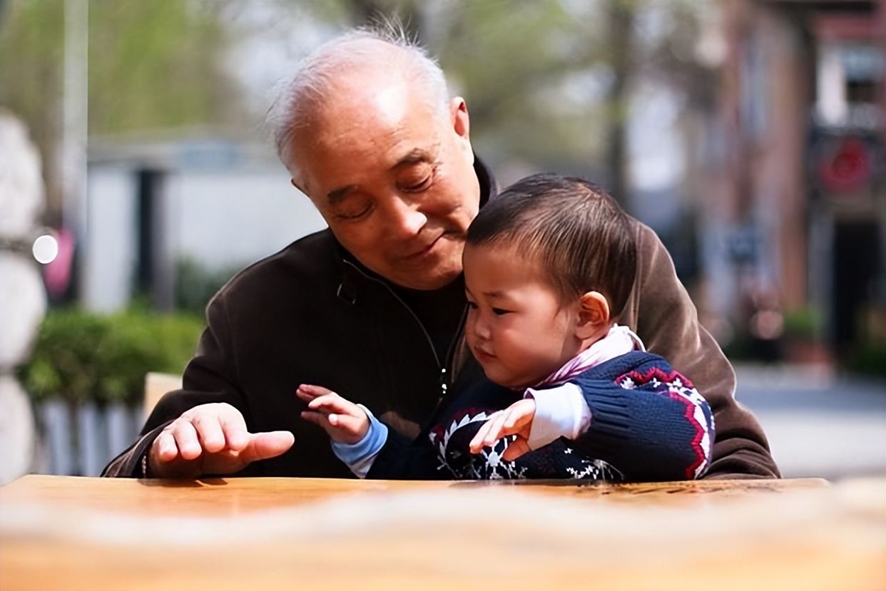 &quot;Con ly hôn đi, bố nuôi hai mẹ con con&quot;: Tờ giấy bố chồng đưa cho con dâu bị phát hiện, cả nhà dậy sóng- Ảnh 2.