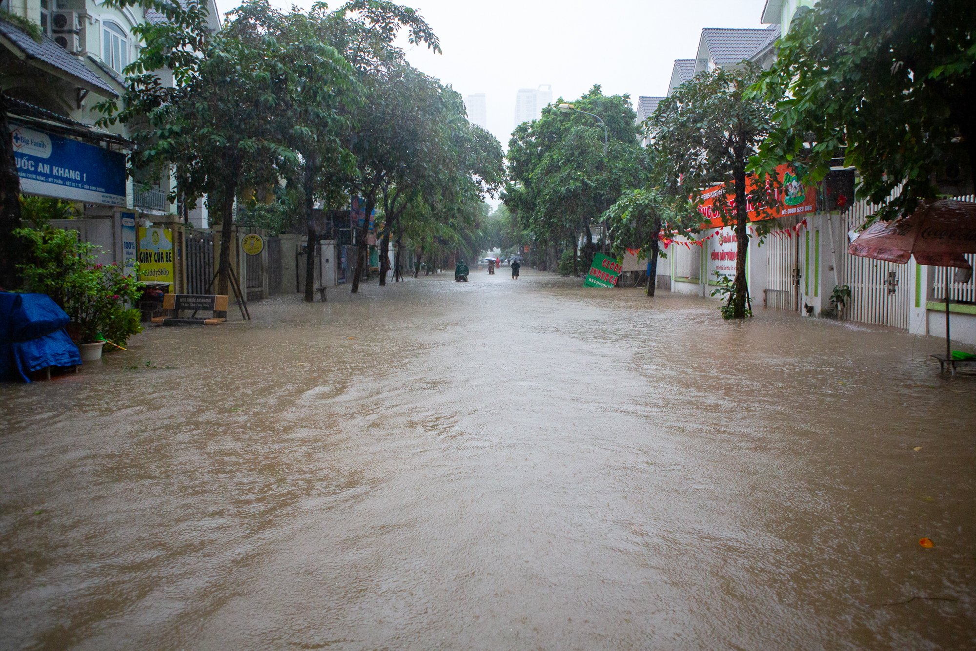 Thay bạn xem nhà ngày mưa bão: Geleximco hoá làng chài, Vinhomes Smart City vẫn thông thoáng - Ảnh 12.