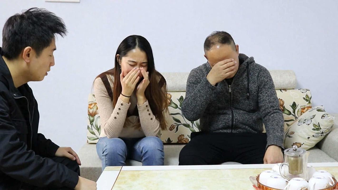 &quot;Con ly hôn đi, bố nuôi hai mẹ con con&quot;: Tờ giấy bố chồng đưa cho con dâu bị phát hiện, cả nhà dậy sóng- Ảnh 1.