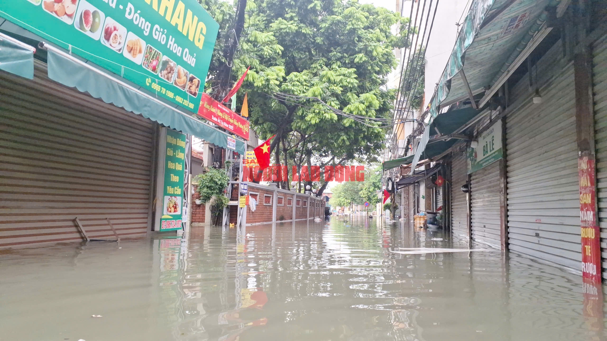 VIDEO: Sáng nay nhiều điểm tại Hà Nội vẫn ngập nặng, người dân lội nước đến thắt lưng- Ảnh 2.