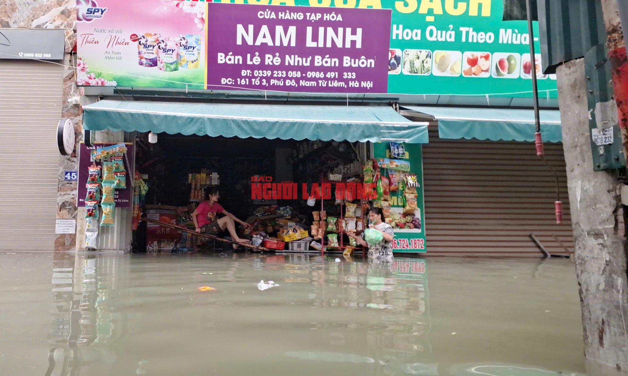 VIDEO: Sáng nay nhiều điểm tại Hà Nội vẫn ngập nặng, người dân lội nước đến thắt lưng- Ảnh 4.