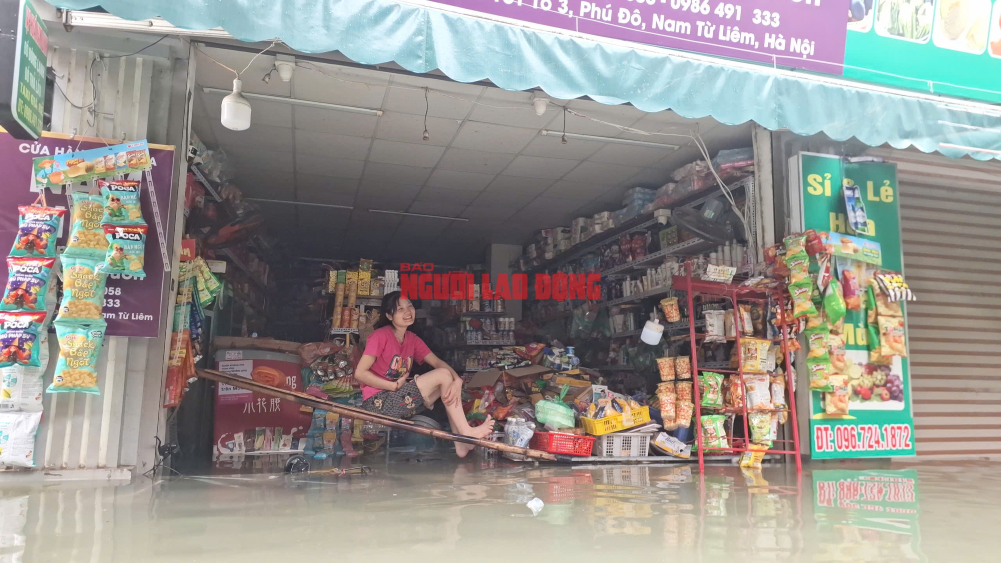 VIDEO: Sáng nay nhiều điểm tại Hà Nội vẫn ngập nặng, người dân lội nước đến thắt lưng- Ảnh 5.