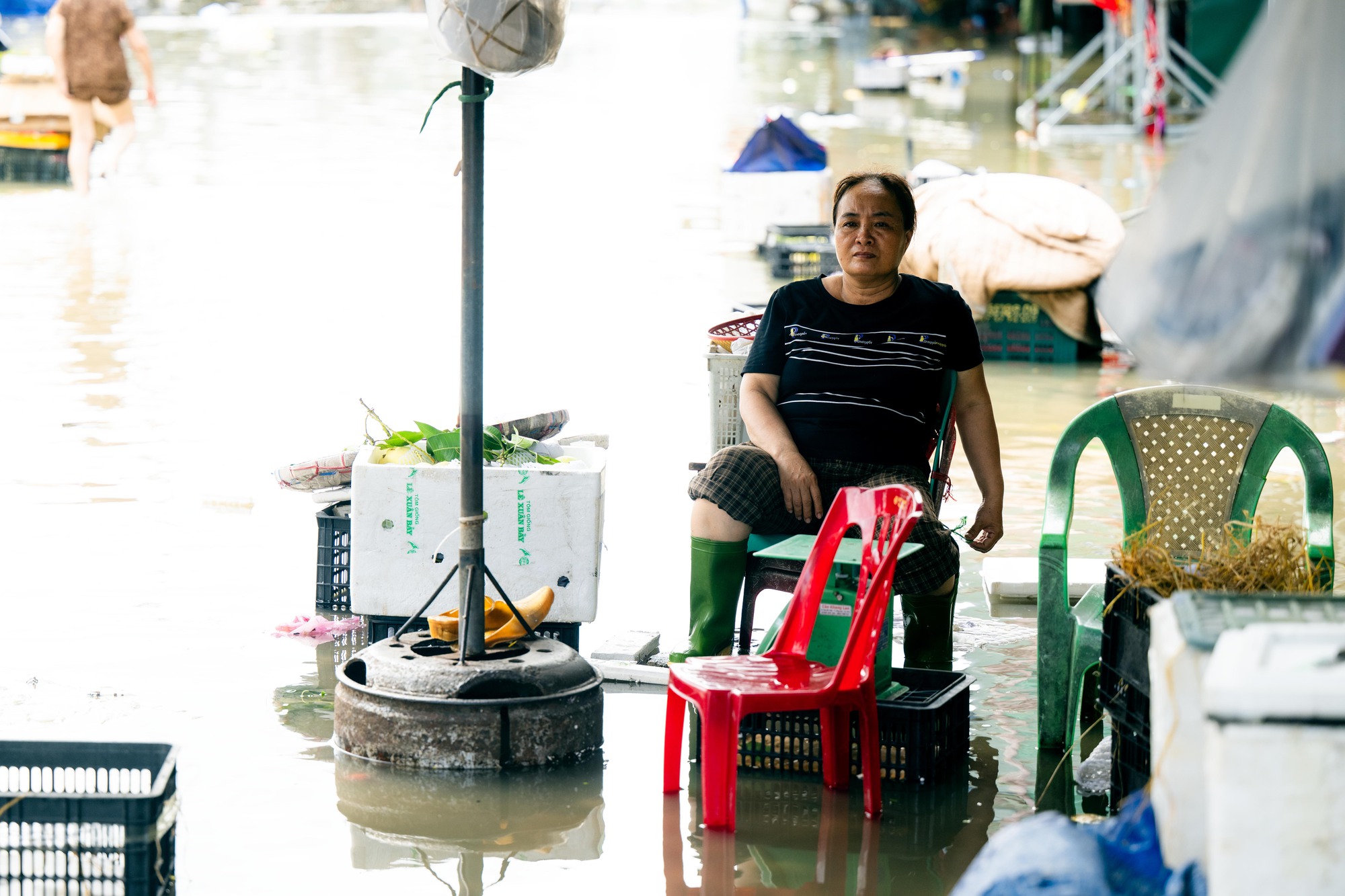 Tiểu thương chợ lớn nhất Nghệ An nhặt từng cọng rau trong dòng nước lũ, giữ lấy bữa cơm ngày mai - Ảnh 7.