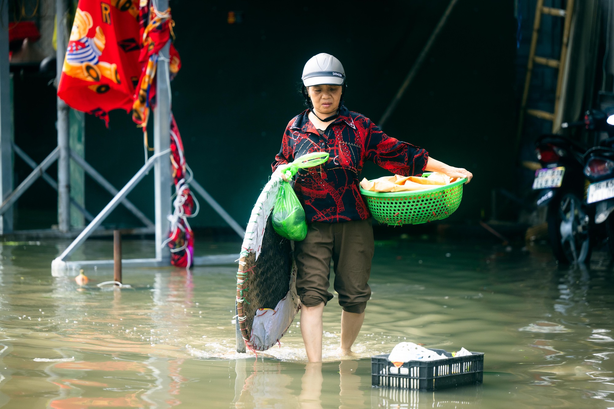Tiểu thương chợ lớn nhất Nghệ An nhặt từng cọng rau trong dòng nước lũ, giữ lấy bữa cơm ngày mai - Ảnh 9.