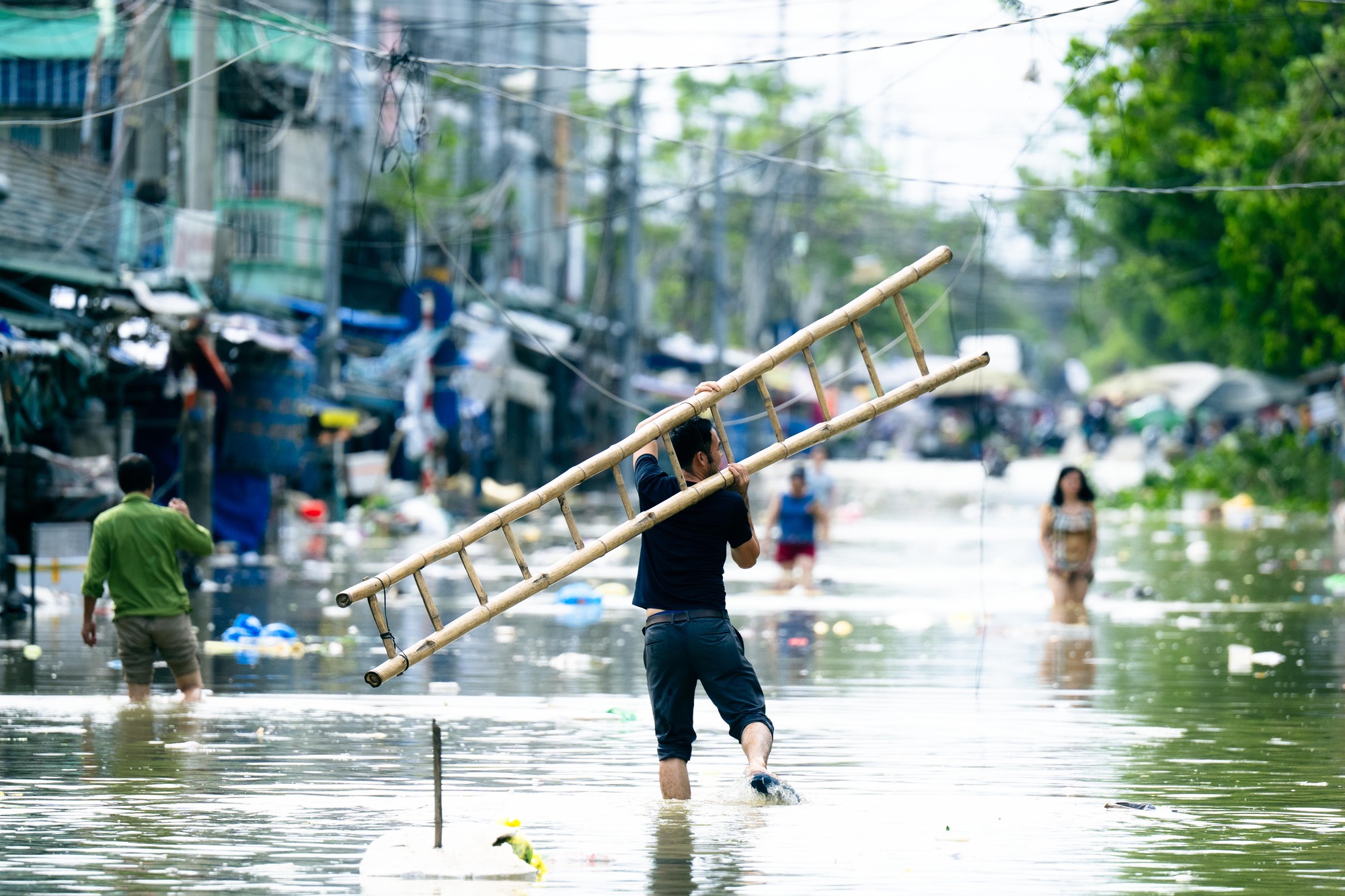 Tiểu thương chợ lớn nhất Nghệ An nhặt từng cọng rau trong dòng nước lũ, giữ lấy bữa cơm ngày mai - Ảnh 10.