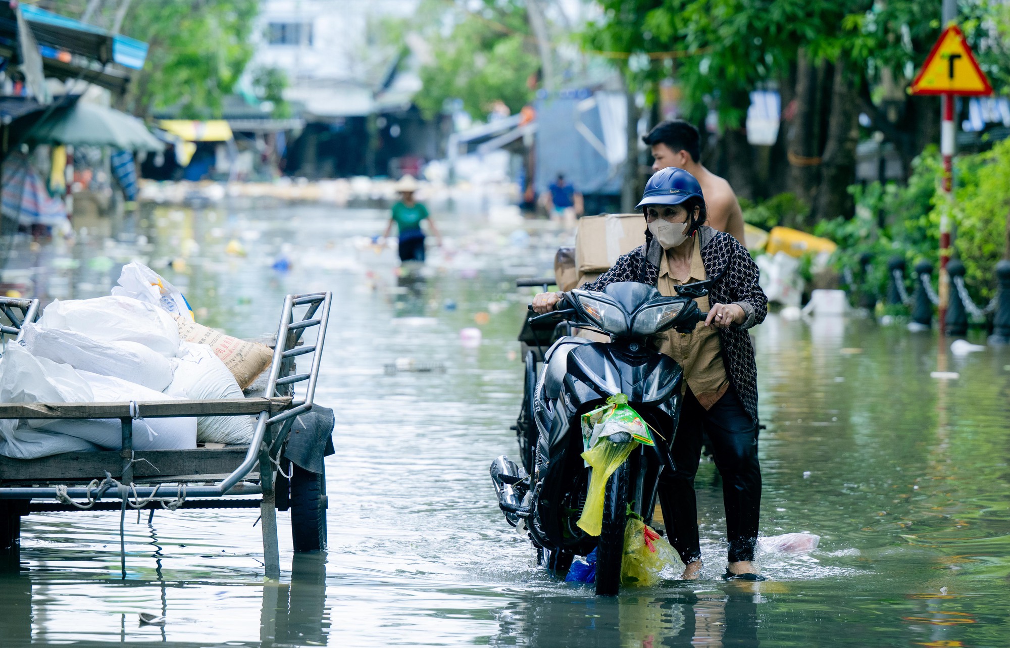 Tiểu thương chợ lớn nhất Nghệ An nhặt từng cọng rau trong dòng nước lũ, giữ lấy bữa cơm ngày mai - Ảnh 12.