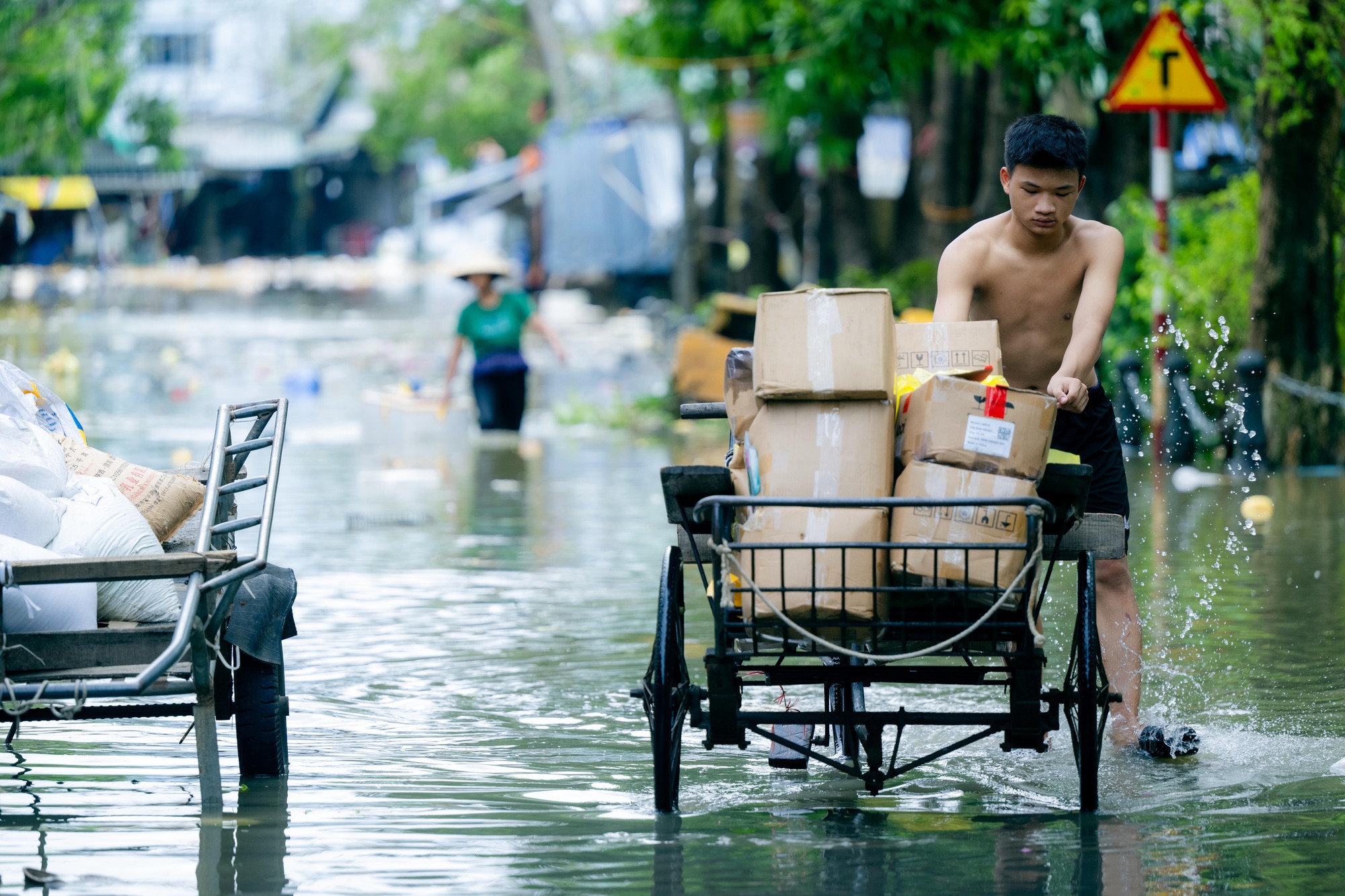 Tiểu thương chợ lớn nhất Nghệ An nhặt từng cọng rau trong dòng nước lũ, giữ lấy bữa cơm ngày mai - Ảnh 18.