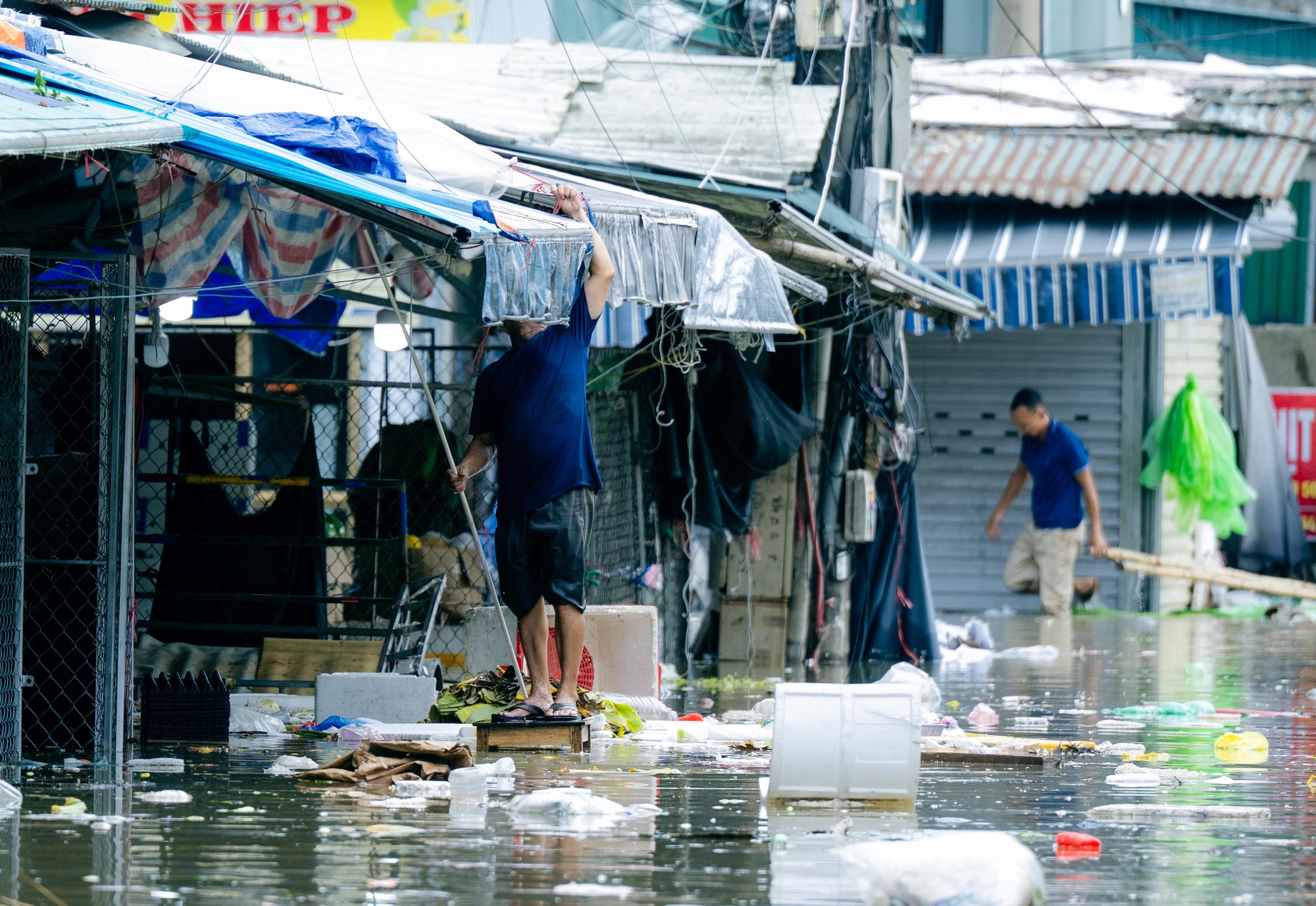 Tiểu thương chợ lớn nhất Nghệ An nhặt từng cọng rau trong dòng nước lũ, giữ lấy bữa cơm ngày mai - Ảnh 16.