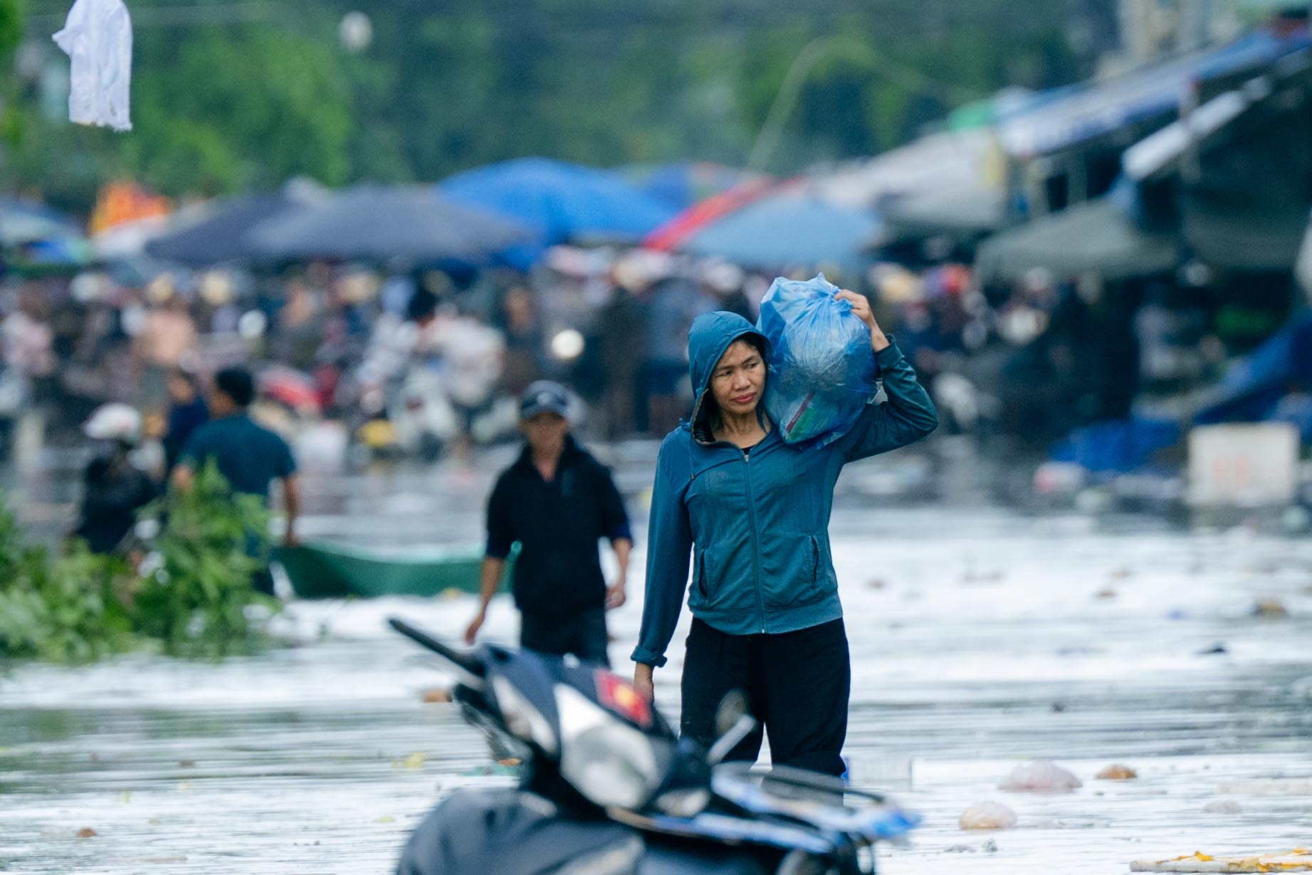 Tiểu thương chợ lớn nhất Nghệ An nhặt từng cọng rau trong dòng nước lũ, giữ lấy bữa cơm ngày mai - Ảnh 19.