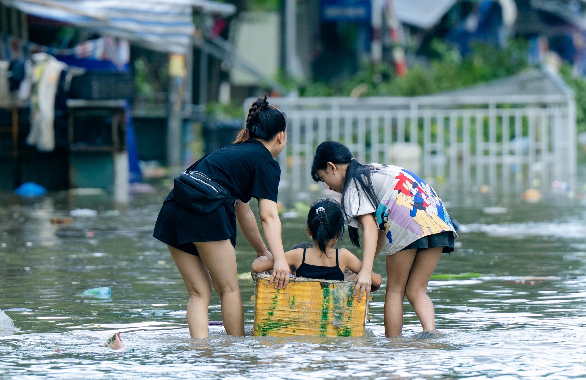 Tiểu thương chợ lớn nhất Nghệ An nhặt từng cọng rau trong dòng nước lũ, giữ lấy bữa cơm ngày mai - Ảnh 20.