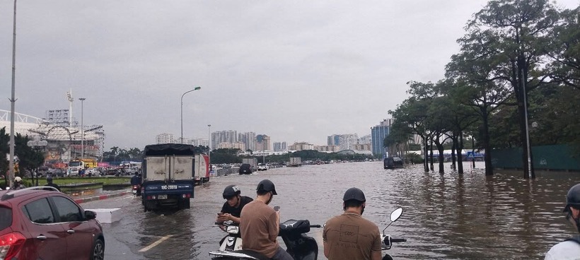 Sáng 1/10, nhiều người dân Hà Nội vẫn phải &quot;bì bõm&quot; lội nước đi làm - Ảnh 3.