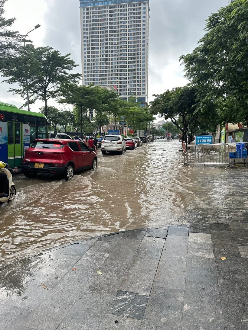 Sáng 1/10, nhiều người dân Hà Nội vẫn phải &quot;bì bõm&quot; lội nước đi làm - Ảnh 4.