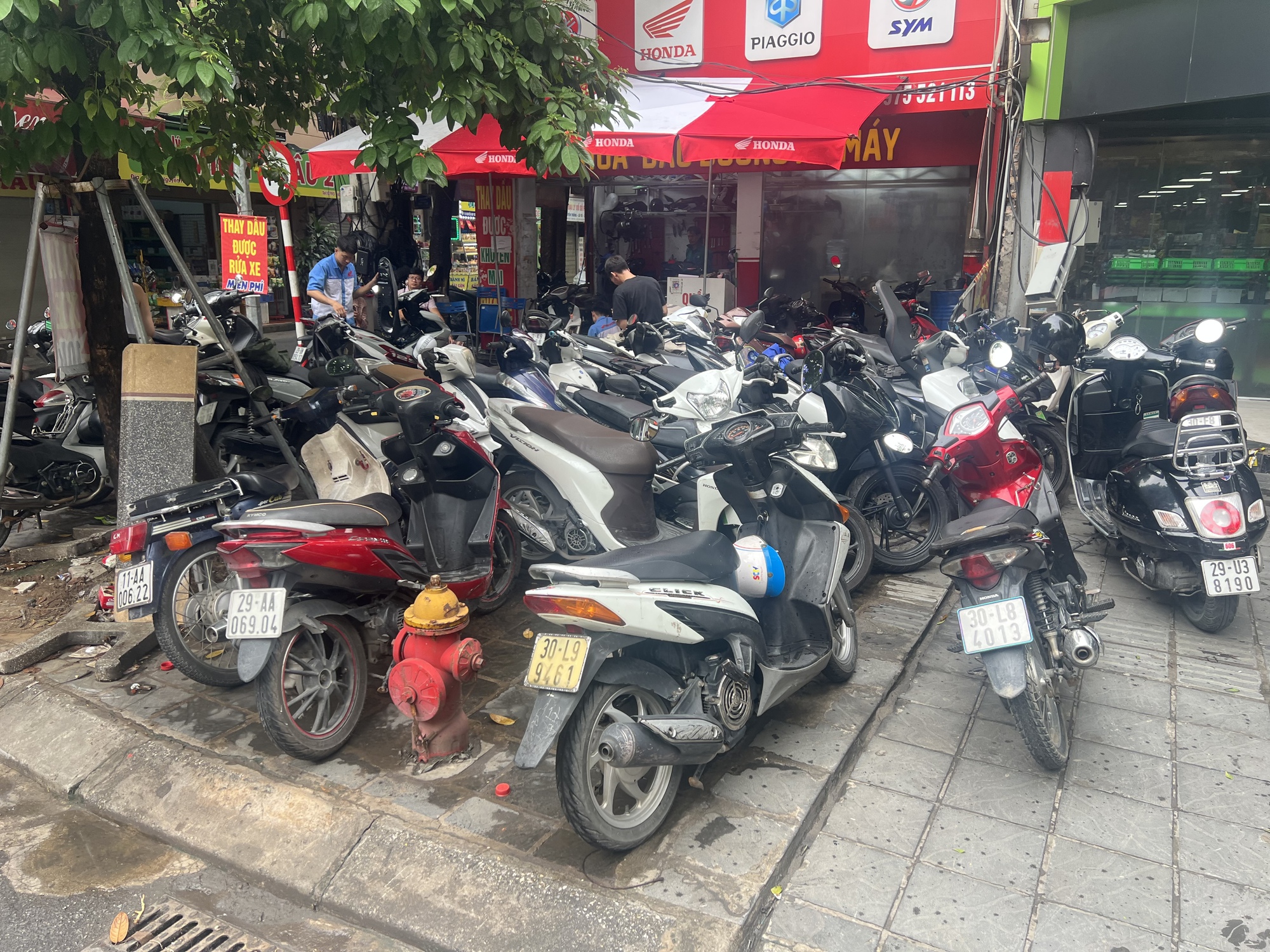 Sáng 1/10, các cửa hàng sửa xe máy ở Hà Nội hoạt động hết công suất - Ảnh 3.