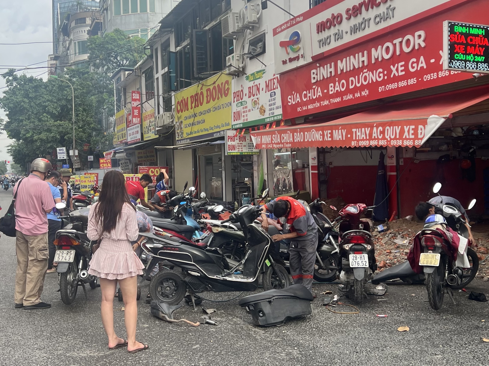 Sáng 1/10, các cửa hàng sửa xe máy ở Hà Nội hoạt động hết công suất - Ảnh 5.