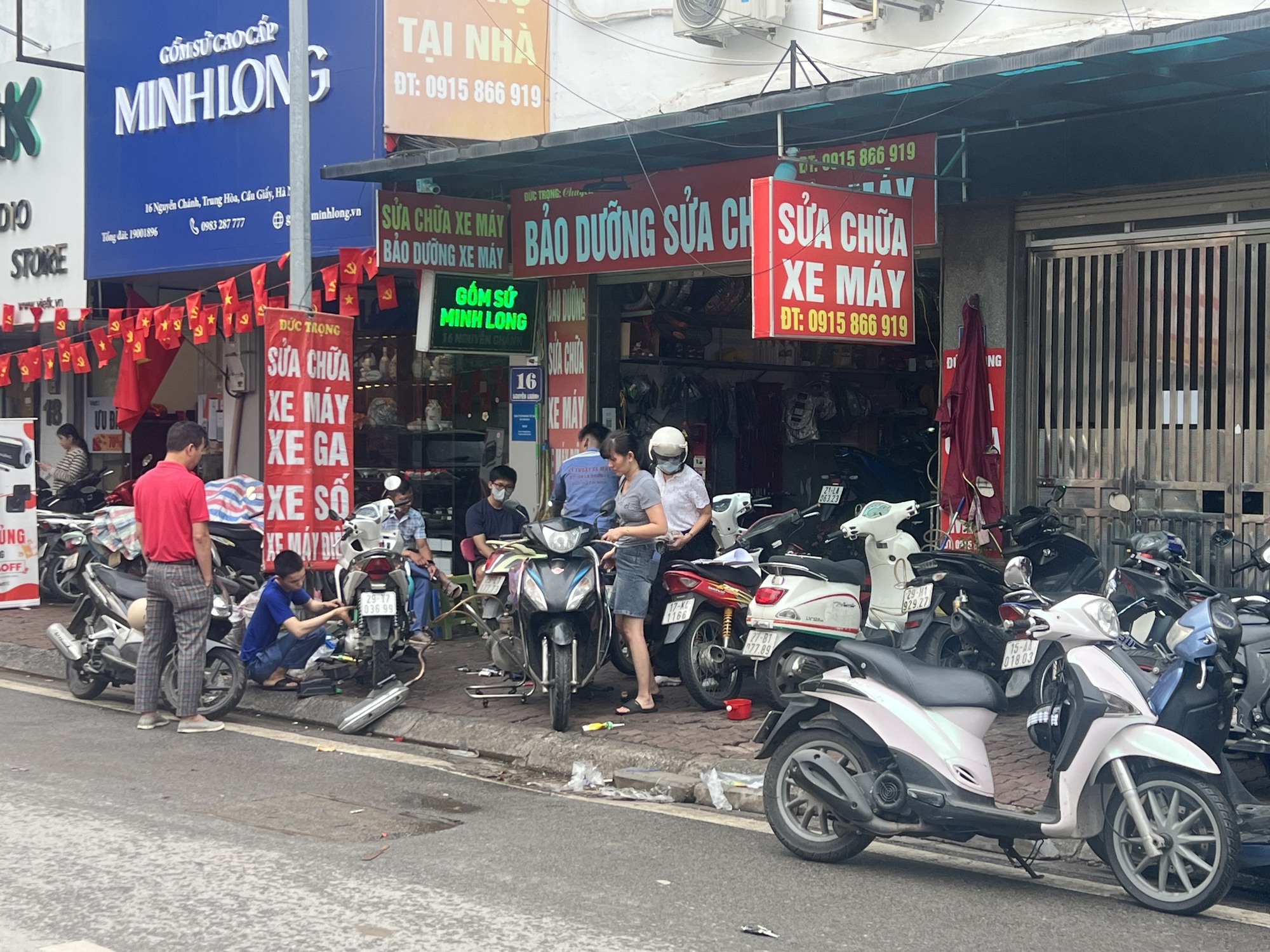 Sáng 1/10, các cửa hàng sửa xe máy ở Hà Nội hoạt động hết công suất - Ảnh 7.