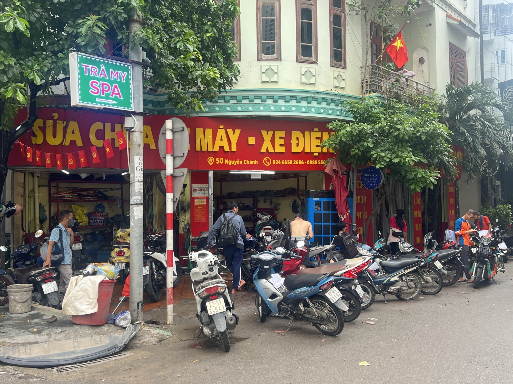 Sáng 1/10, các cửa hàng sửa xe máy ở Hà Nội hoạt động hết công suất - Ảnh 6.