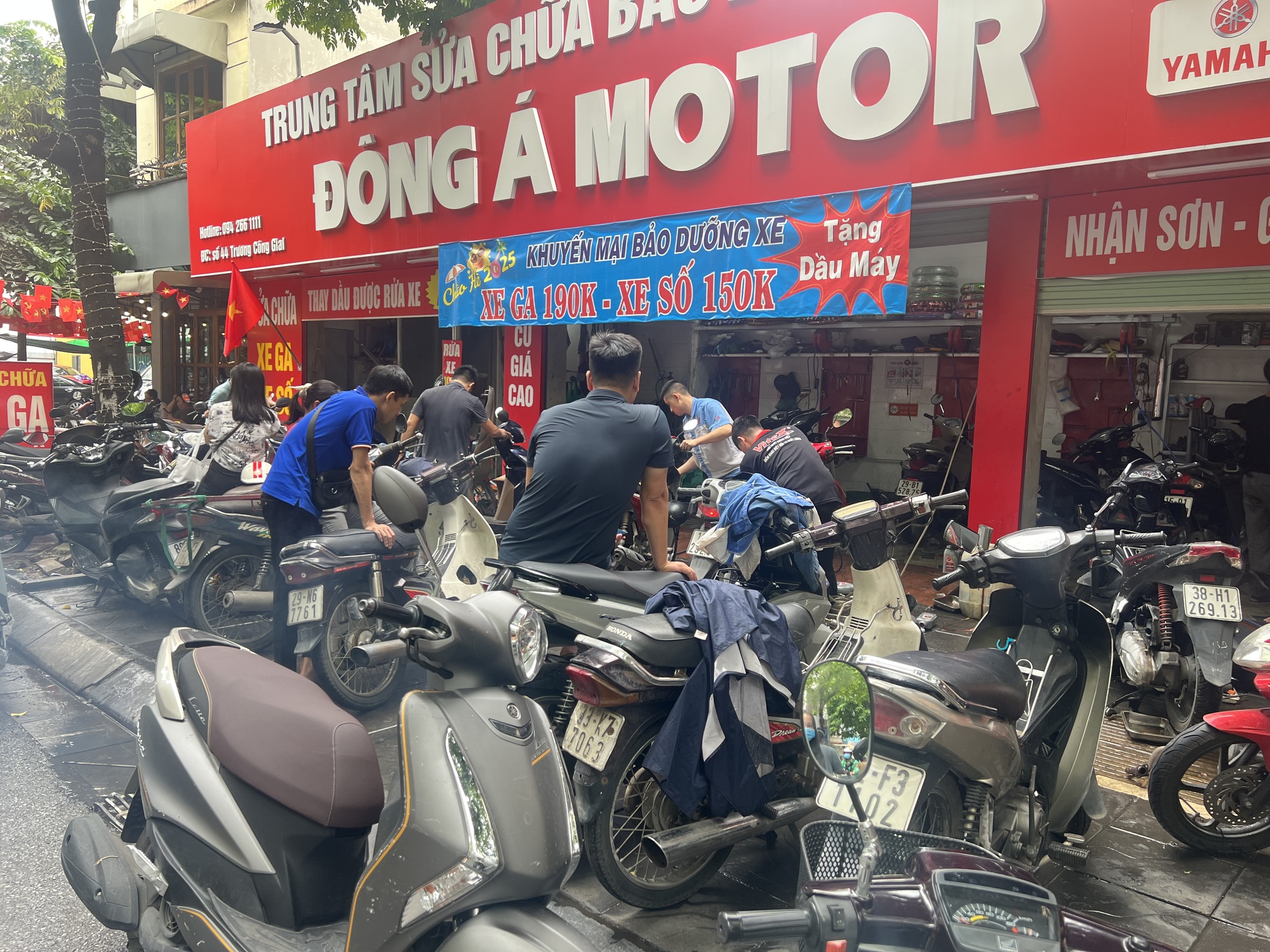 Sáng 1/10, các cửa hàng sửa xe máy ở Hà Nội hoạt động hết công suất - Ảnh 2.