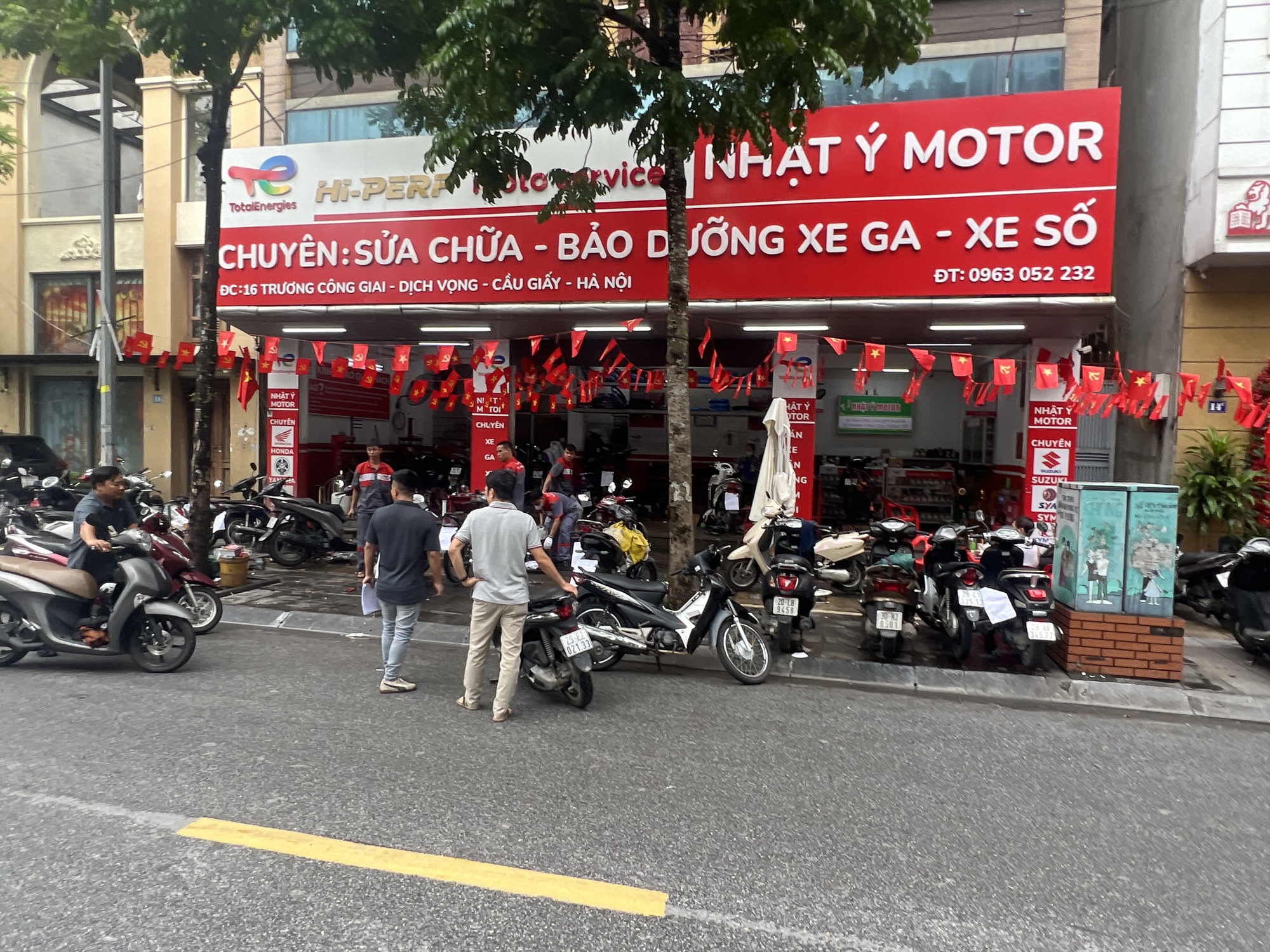 Sáng 1/10, các cửa hàng sửa xe máy ở Hà Nội hoạt động hết công suất - Ảnh 1.