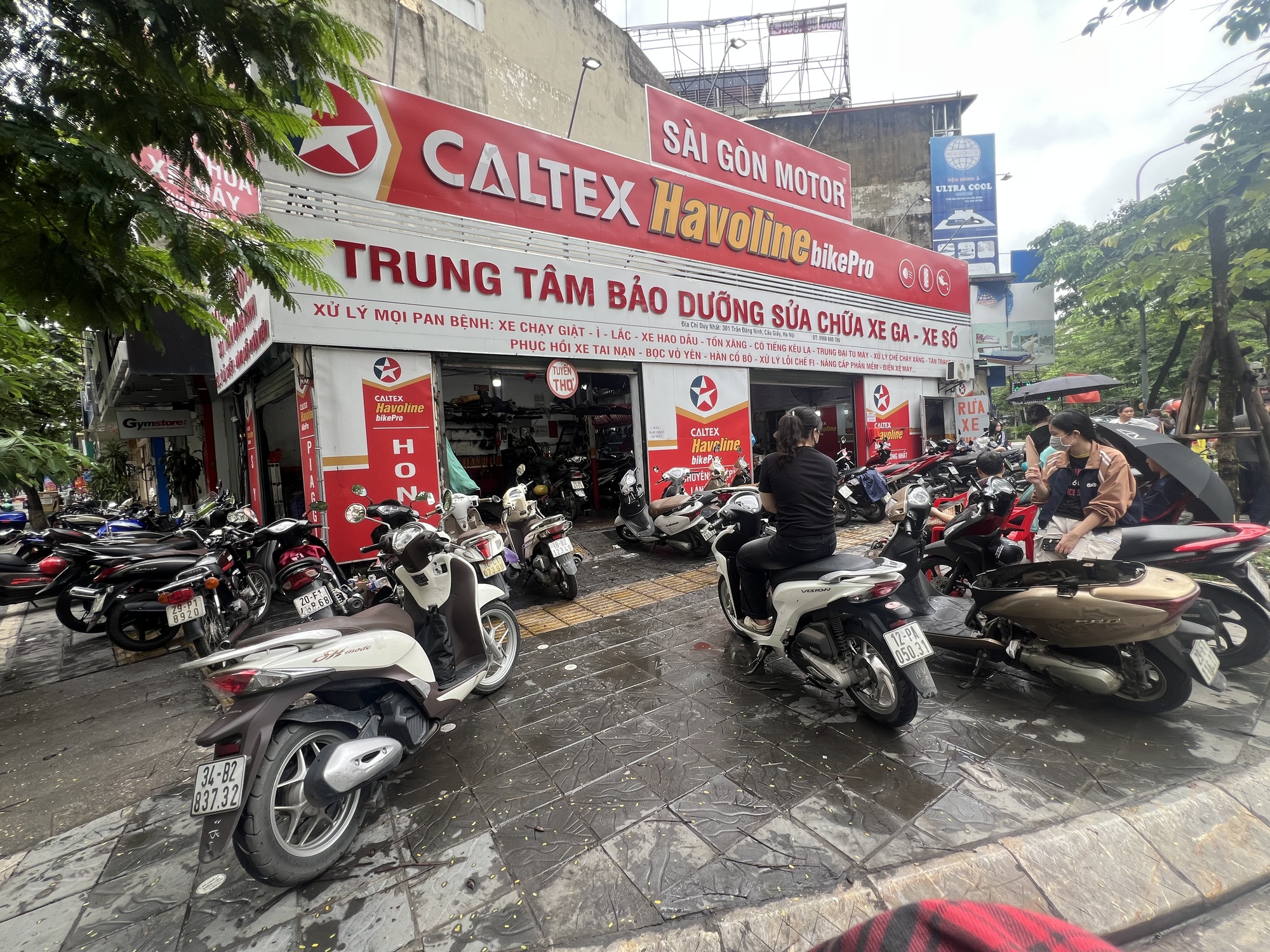 Sáng 1/10, các cửa hàng sửa xe máy ở Hà Nội hoạt động hết công suất - Ảnh 4.