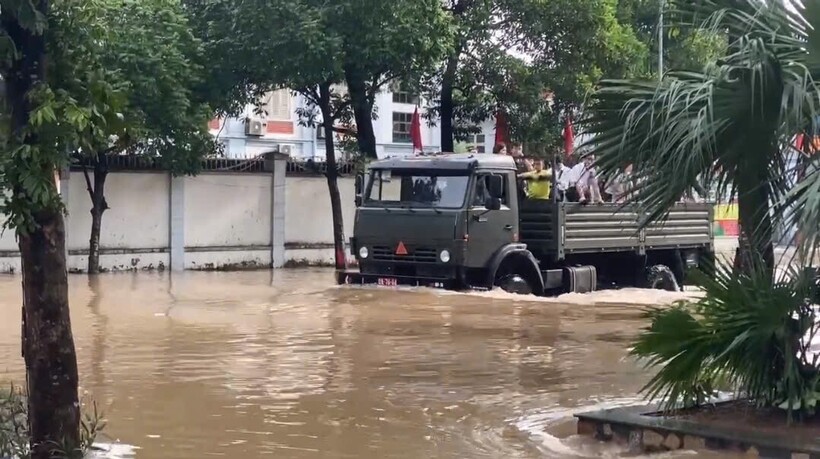 Sáng 1/10, nhiều người dân Hà Nội vẫn phải &quot;bì bõm&quot; lội nước đi làm - Ảnh 6.