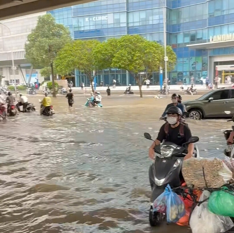 Sáng 1/10, nhiều người dân Hà Nội vẫn phải &quot;bì bõm&quot; lội nước đi làm - Ảnh 2.