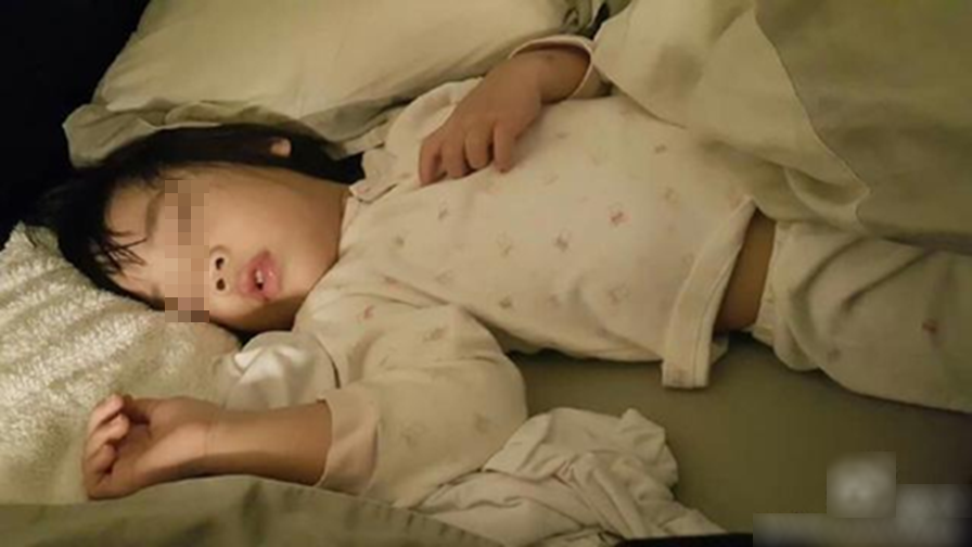 Bé gái 6 tuổi ngủ một mình trên chiếc giường 2 mét, nhưng lúc nào cũng kêu &quot;chật chội&quot;, người mẹ bật khóc khi kiểm tra camera giám sát!- Ảnh 1.