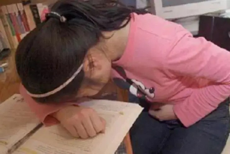 Bé gái 8 tuổi thường xuyên than “đau bụng” vào mỗi chiều thứ Sáu, sự thật phía sau khiến ai cũng lặng người- Ảnh 1.