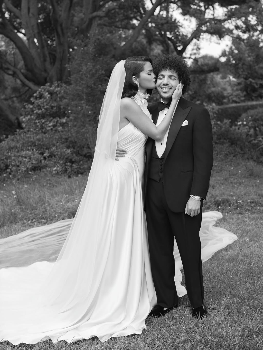 Bí mật váy cưới Selena Gomez: Phải phóng to lên mới thấy thứ này! - Ảnh 8.