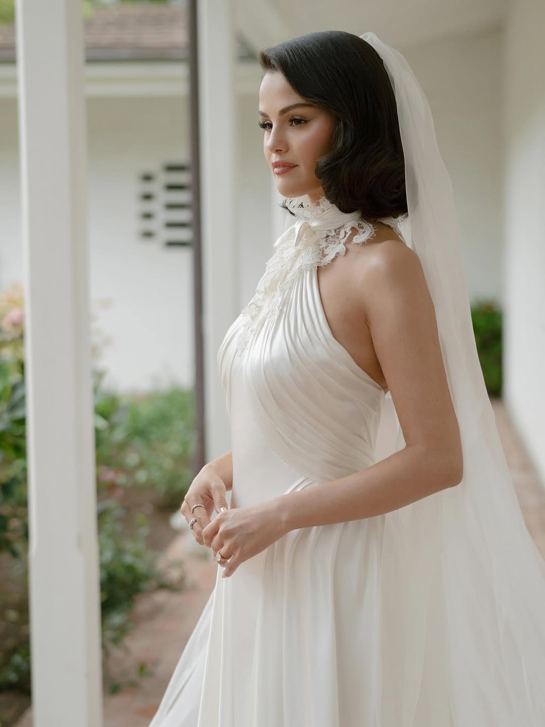 Bí mật váy cưới Selena Gomez: Phải phóng to lên mới thấy thứ này! - Ảnh 1.