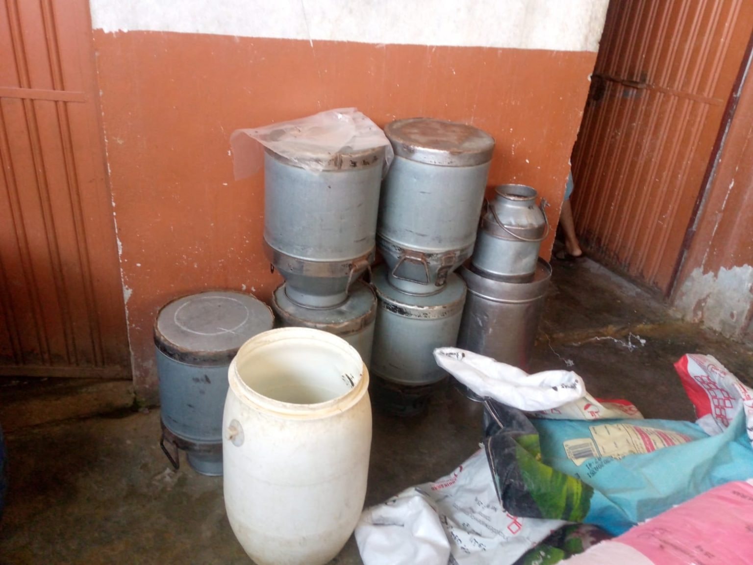 Nhận tin mật rồi đột kích một cơ sở, công an triệt phá đường dây sản xuất sữa giả từ hóa chất, tịch thu 6.000 lít và 300 kg bột pha trộn - Ảnh 1.