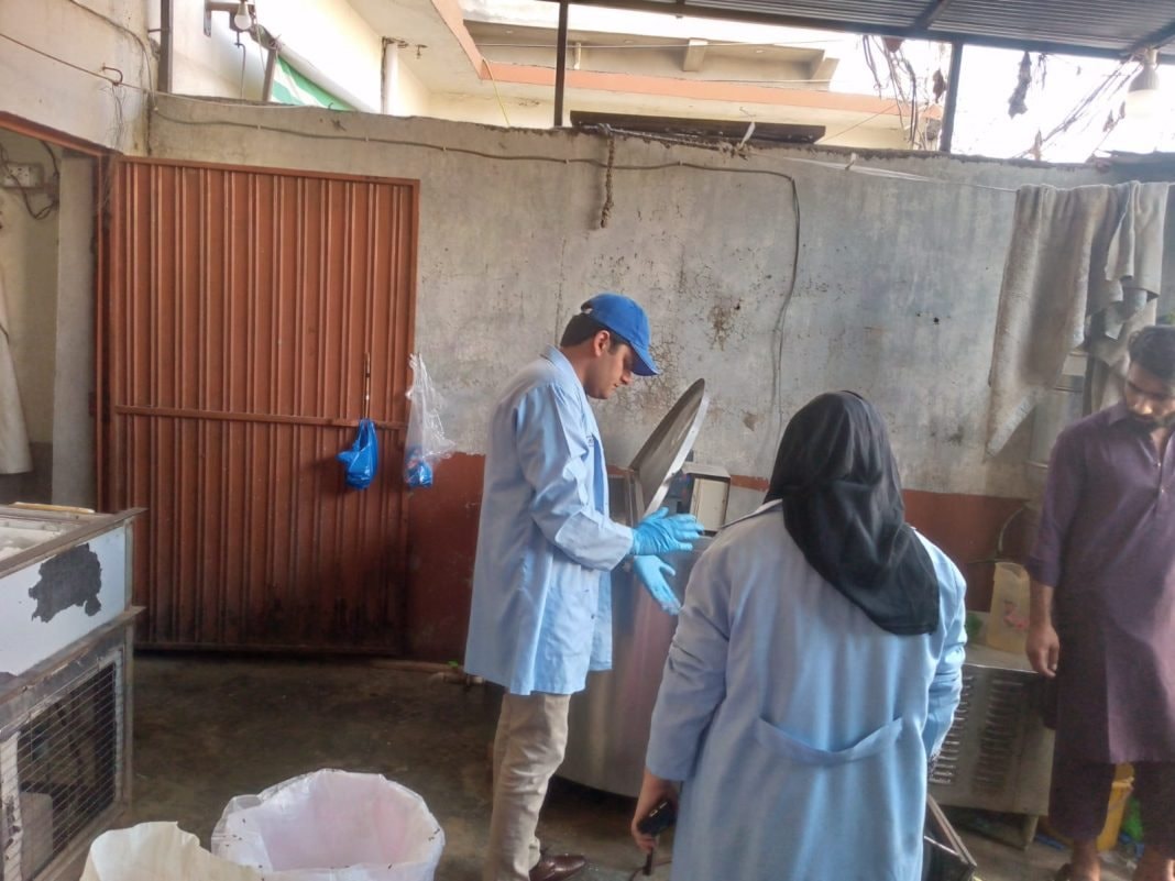 Nhận tin mật rồi đột kích một cơ sở, công an triệt phá đường dây sản xuất sữa giả từ hóa chất, tịch thu 6.000 lít và 300 kg bột pha trộn - Ảnh 2.