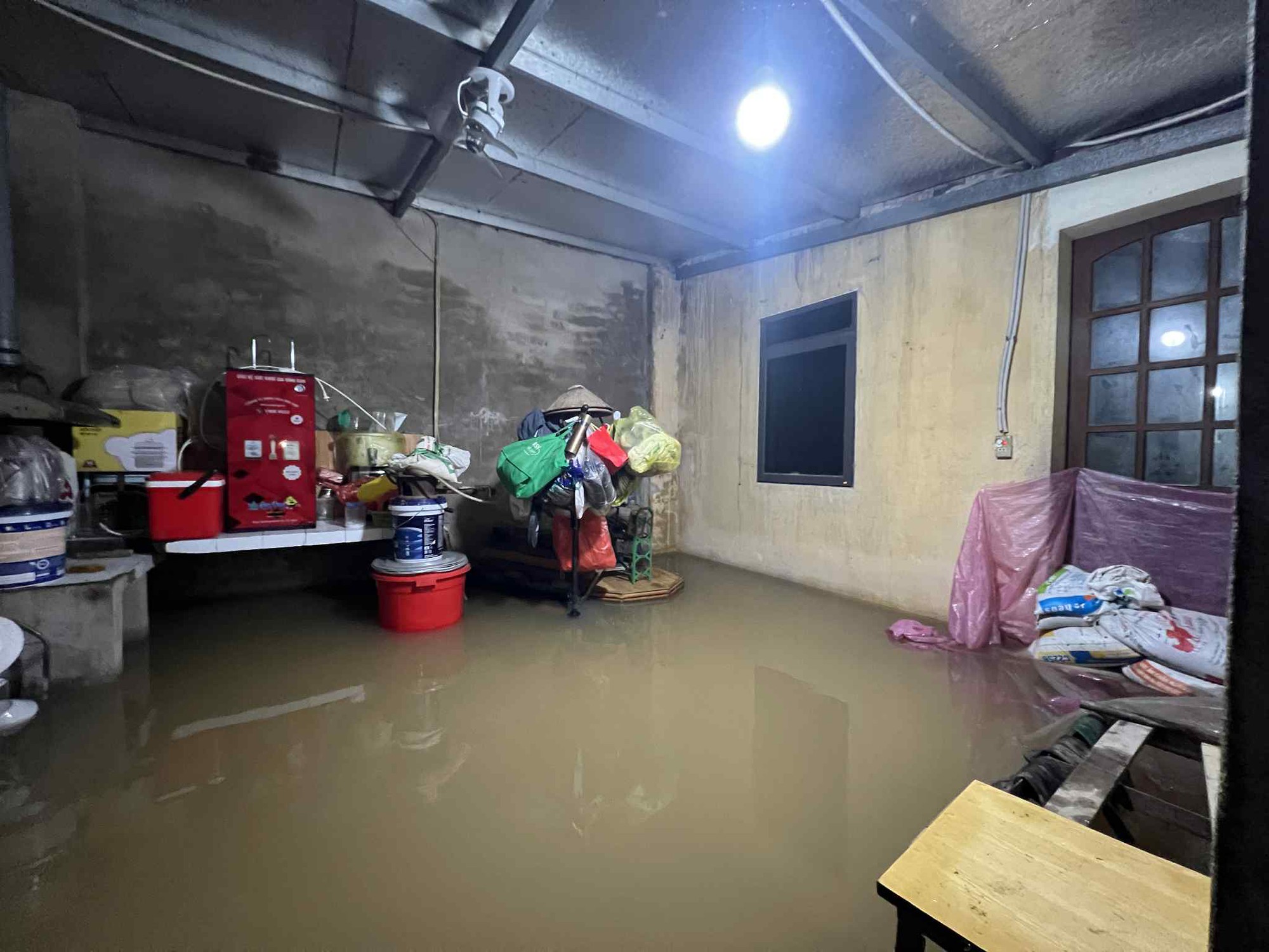 Lũ cuồn cuộn dâng trên sông, hàng trăm hộ dân trắng đêm thấp thỏm canh nước lên - Ảnh 1. Nước lũ sông Cầu dâng cao, hàng trăm hộ dân trắng đêm canh nhà - Ảnh 1.