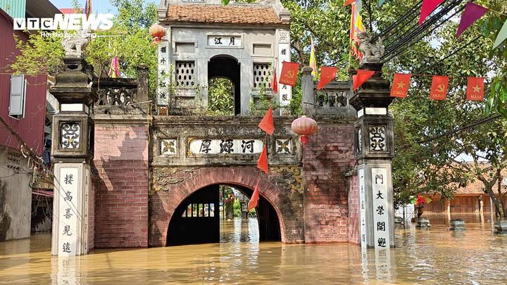 Làng cổ Thổ Hà chìm trong biển nước, hơn 8.000 người dân bị cô lập - Ảnh 2. Làng cổ Thổ Hà chìm trong biển nước, hơn 8.000 người dân bị cô lập - Ảnh 2.