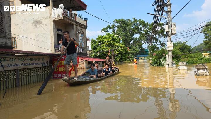 Làng cổ Thổ Hà chìm trong biển nước, hơn 8.000 người dân bị cô lập - Ảnh 5. Làng cổ Thổ Hà chìm trong biển nước, hơn 8.000 người dân bị cô lập - Ảnh 5.