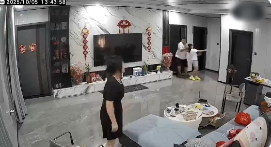 Clip chồng đánh con gái riêng của vợ tàn bạo, trích xuất camera phòng khách gây phẫn nộ- Ảnh 4. Clip chồng đánh con gái riêng của vợ tàn bạo, trích xuất camera phòng khách gây phẫn nộ- Ảnh 4.