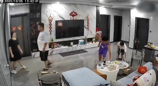 Clip chồng đánh con gái riêng của vợ tàn bạo, trích xuất camera phòng khách gây phẫn nộ- Ảnh 2. Clip chồng đánh con gái riêng của vợ tàn bạo, trích xuất camera phòng khách gây phẫn nộ- Ảnh 2.