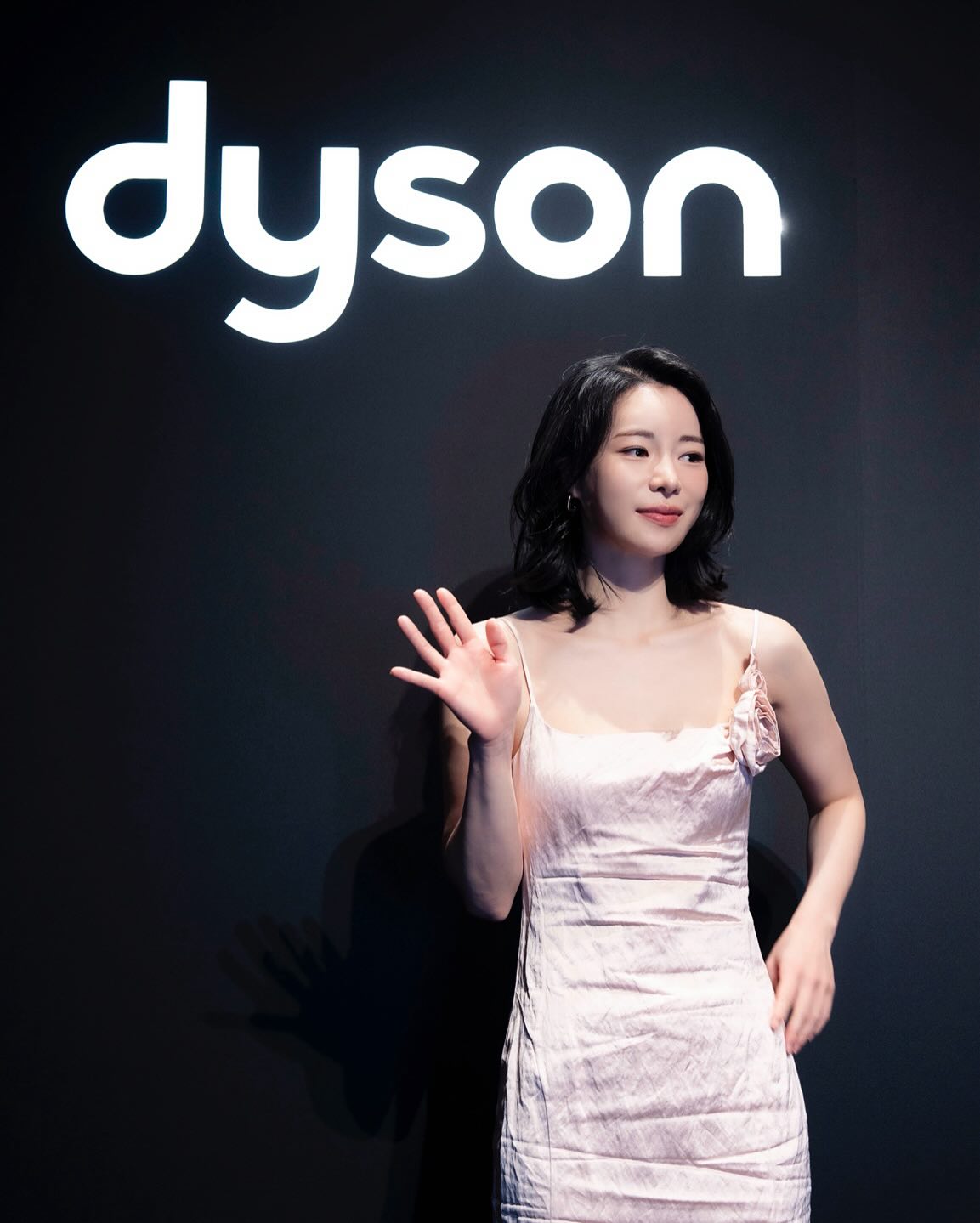 Nữ phản diện phim The Glory ở hiện tại: Cắt tóc ngắn cực trẻ xinh, style tuổi U40 tuyệt đẹp - Ảnh 7. Nữ phản diện phim The Glory ở hiện tại: Cắt tóc ngắn cực trẻ xinh, style tuổi U40 tuyệt đẹp - Ảnh 7.