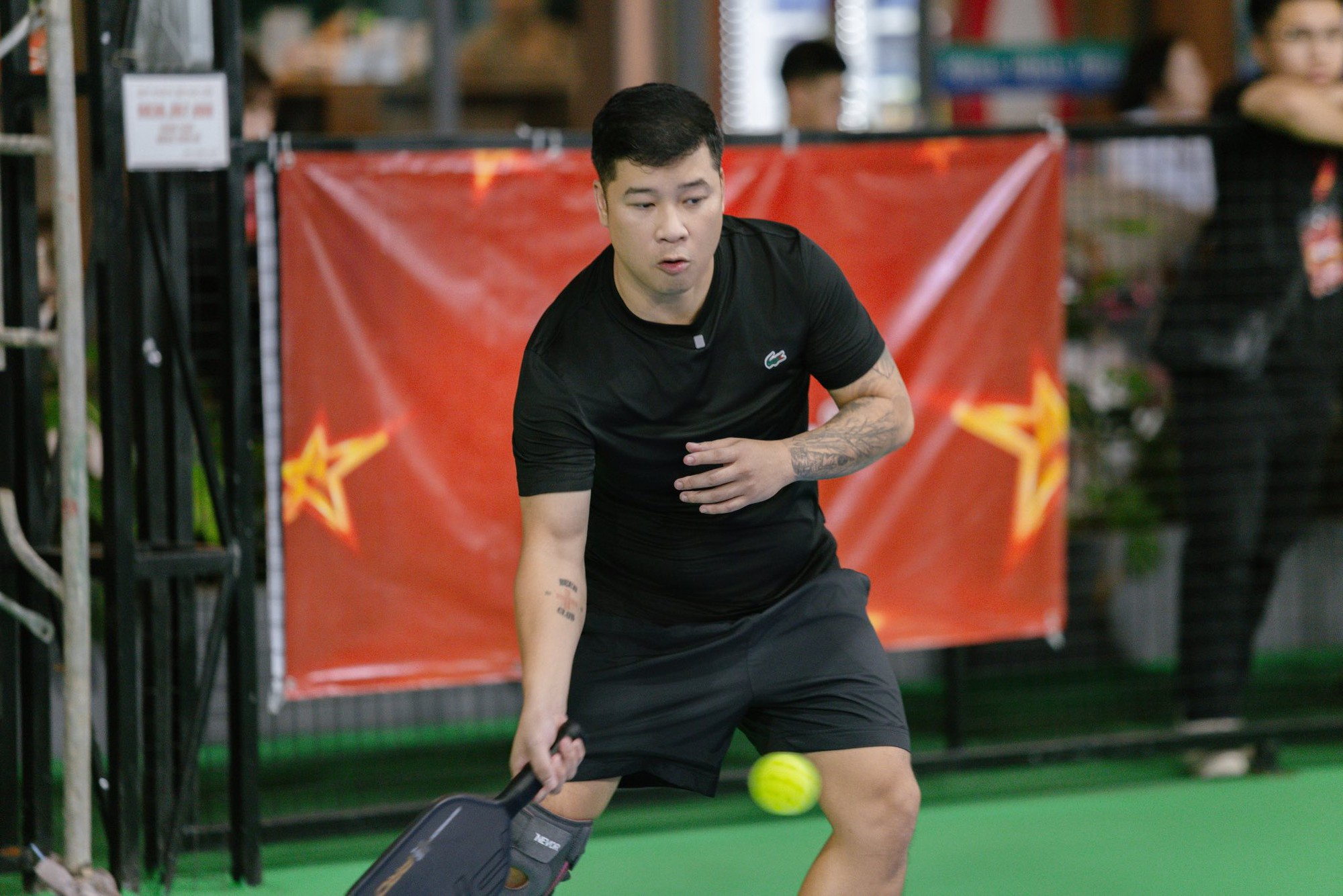 Bố 3 con rủ vợ chơi pickleball, thuê hẳn HLV, đầu tư cho vợ 