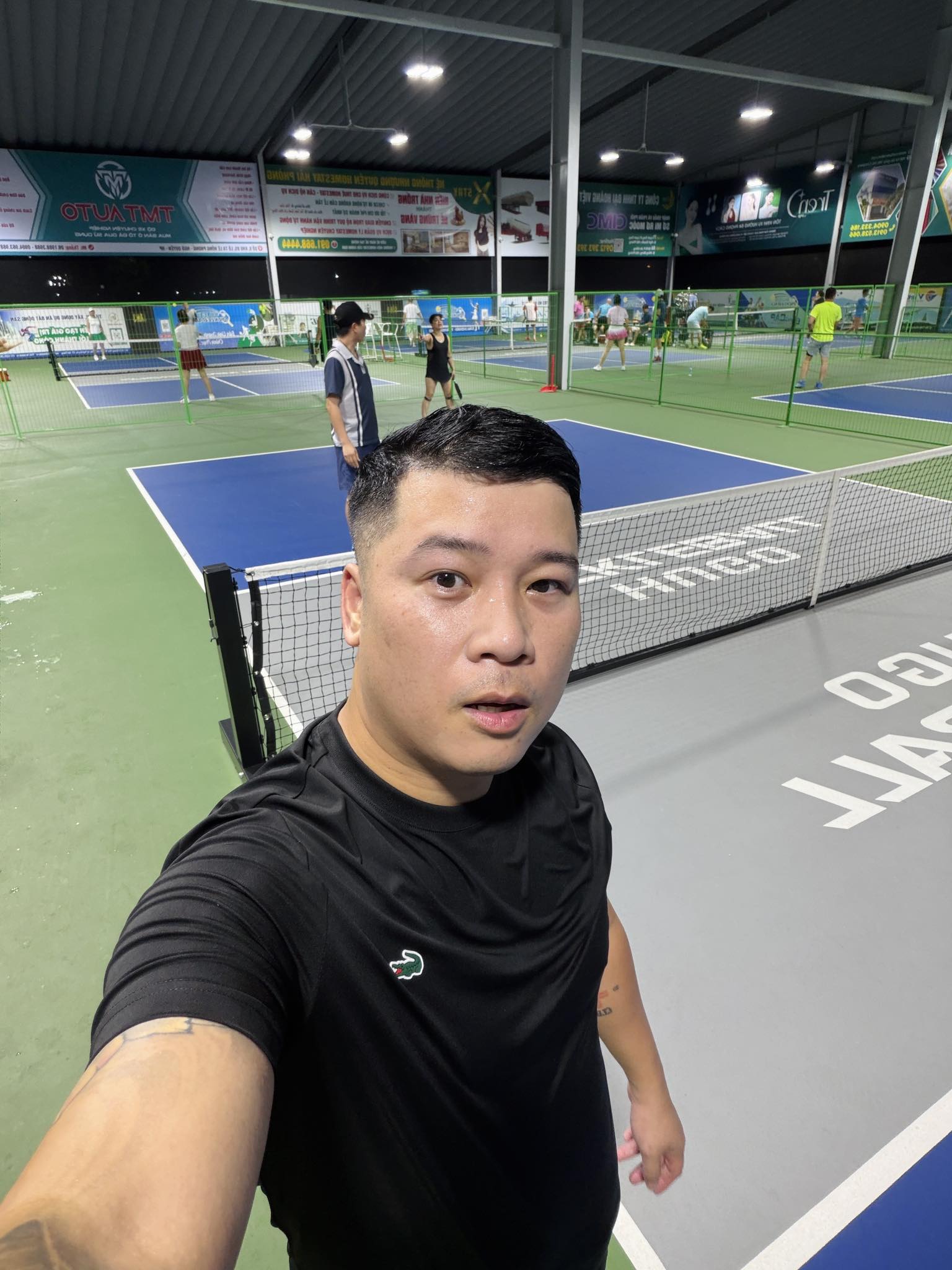Bố 3 con rủ vợ chơi pickleball, thuê hẳn HLV, đầu tư cho vợ 