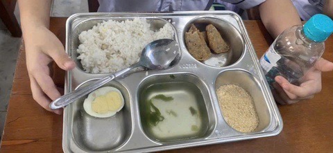 Xôn xao suất cơm bán trú 27.000 đồng "lèo tèo": Hiệu trưởng lên tiếng, mất ngủ cả đêm - Ảnh 3. Xôn xao suất cơm bán trú 27.000 đồng "lèo tèo": Hiệu trưởng lên tiếng, mất ngủ cả đêm - Ảnh 3.