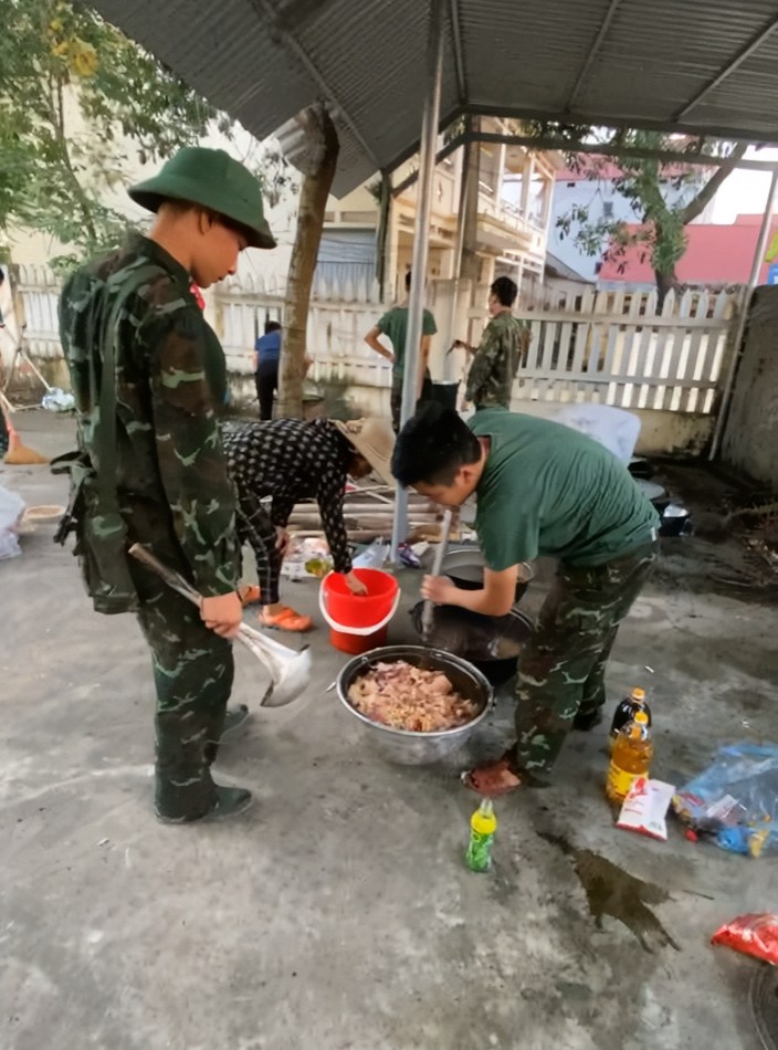 Khi người lính ngủ say bên mẹt dưa hấu của bà con vùng ngập: Thương lắm! - Ảnh 4. Khi người lính ngủ say bên mẹt dưa hấu của bà con vùng ngập: Thương lắm! - Ảnh 4.