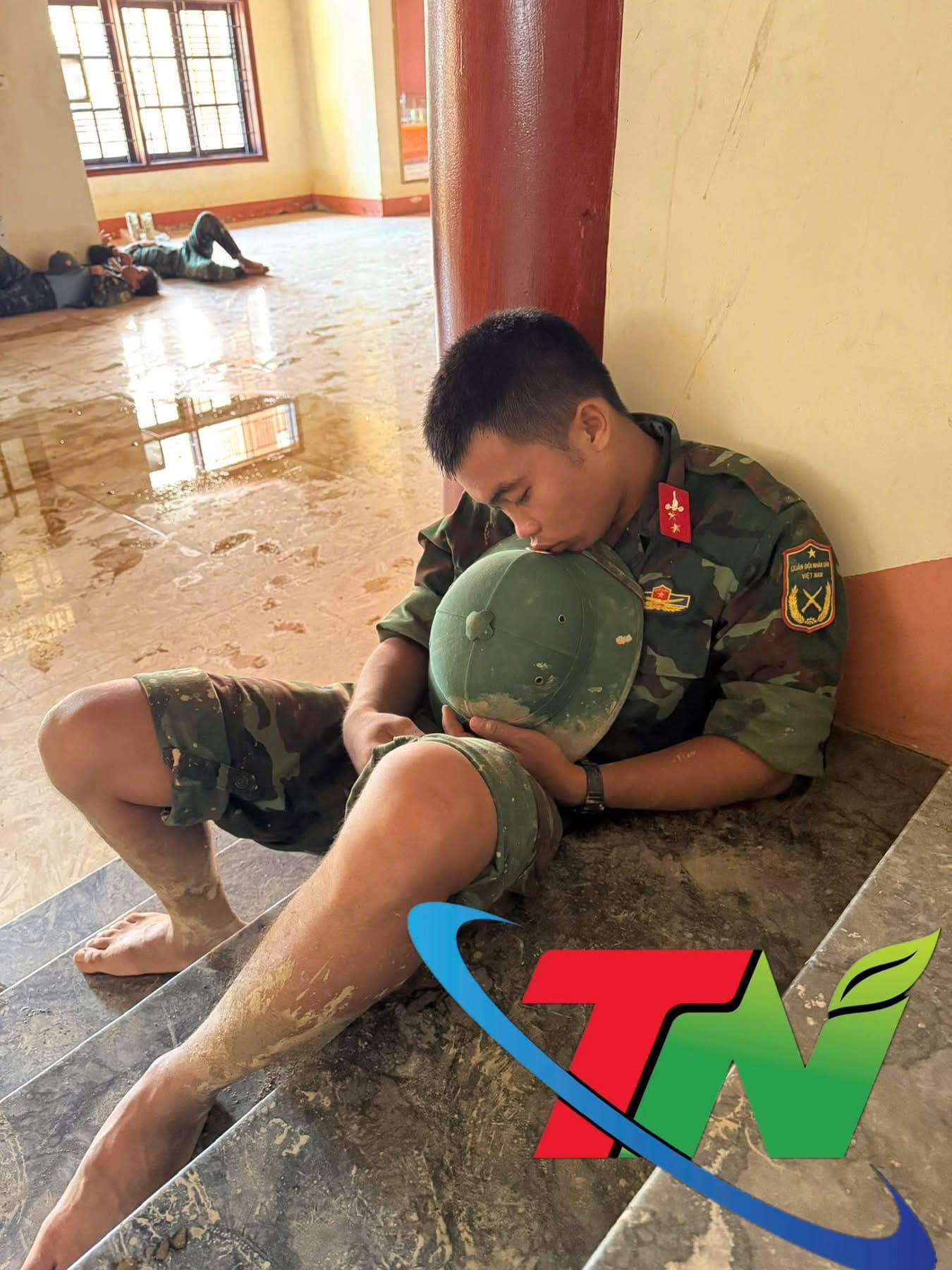 Khi người lính ngủ say bên mẹt dưa hấu của bà con vùng ngập: Thương lắm! - Ảnh 2. Khi người lính ngủ say bên mẹt dưa hấu của bà con vùng ngập: Thương lắm! - Ảnh 2.