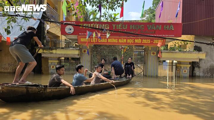 Làng cổ Thổ Hà chìm trong biển nước, hơn 8.000 người dân bị cô lập - Ảnh 6. Làng cổ Thổ Hà chìm trong biển nước, hơn 8.000 người dân bị cô lập - Ảnh 6.