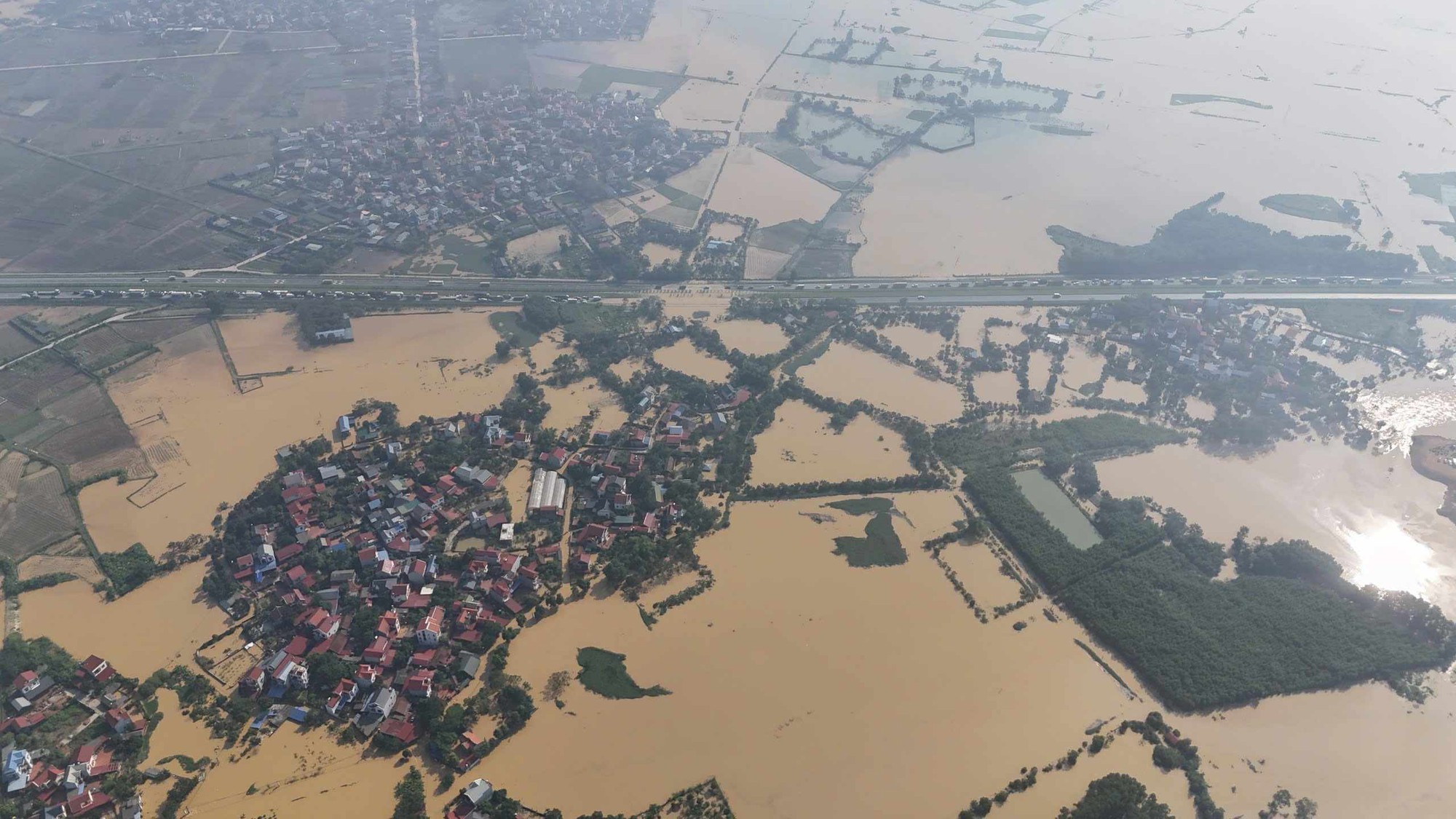 Hà Nội sơ tán 38 . 500 Người dân ứng phó ngập lụt do bão số 11 - Ảnh 2. Hà Nội sơ tán 38 . 500 Người dân ứng phó ngập lụt do bão số 11 - Ảnh 2.