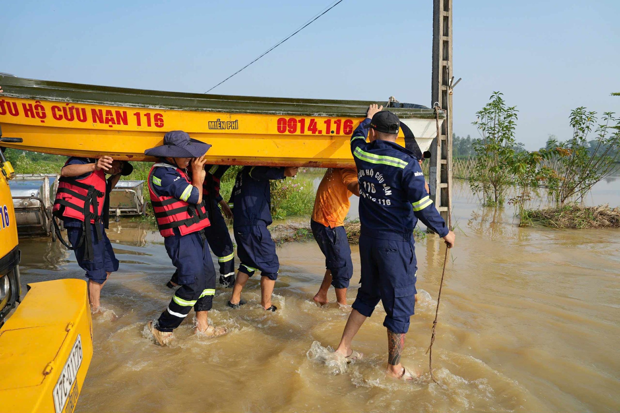 Hà Nội sơ tán 38 . 500 Người dân ứng phó ngập lụt do bão số 11 - Ảnh 6. Hà Nội sơ tán 38 . 500 Người dân ứng phó ngập lụt do bão số 11 - Ảnh 6.