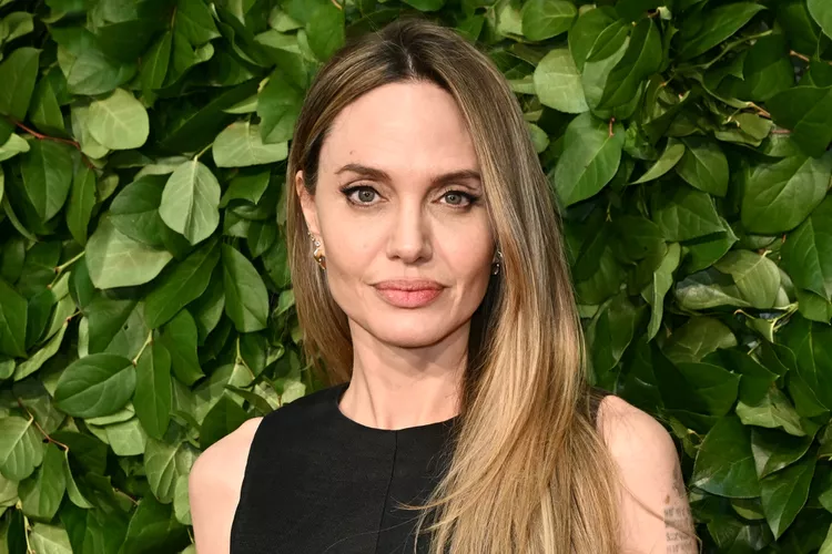 angelina-jolie-gotham-awards-120-1760078224065-17600782247451997513569-1760088879295-1760088879529641276603.png
