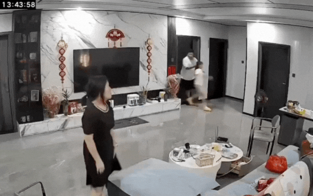 Tình tiết mới vụ cha dượng bạo hành con gái riêng của vợ: Hàng xóm tố cáo điều kinh khủng- Ảnh 1. Tình tiết mới vụ cha dượng bạo hành con gái riêng của vợ: Hàng xóm tố cáo điều kinh khủng- Ảnh 1.