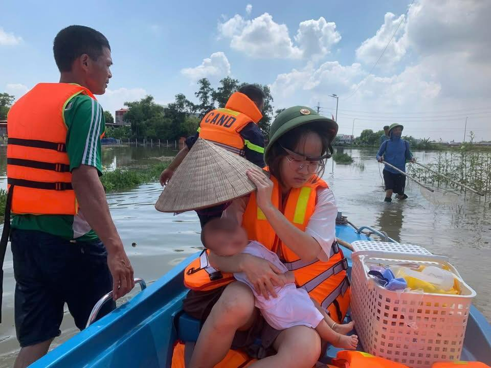 Hà Nội lên phương án sơ tán hơn 38.000 người dân vùng bị lũ lụt đe dọa - Ảnh 2. Hà Nội lên phương án sơ tán hơn 38.000 người dân vùng bị lũ lụt đe dọa - Ảnh 1.