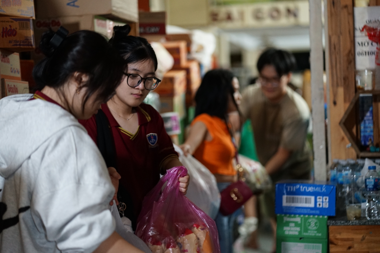 Xúc động giữa đêm TP.HCM: Người dân thức trắng, gom từng thùng hàng gửi ra vùng lũ miền Bắc - Ảnh 7. Xúc động giữa đêm TP.HCM: Người dân thức trắng, gom từng thùng hàng gửi ra vùng lũ miền Bắc - Ảnh 7.